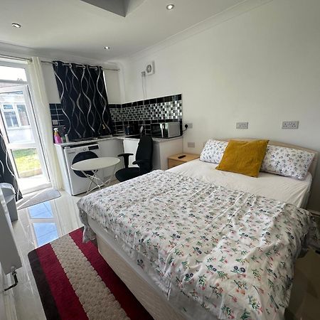 Luxury Ensuite Studio In Crayford Dartford Bexley London With Full Kitchen And Side Garden Alleyway Entrance Erith Exterior photo