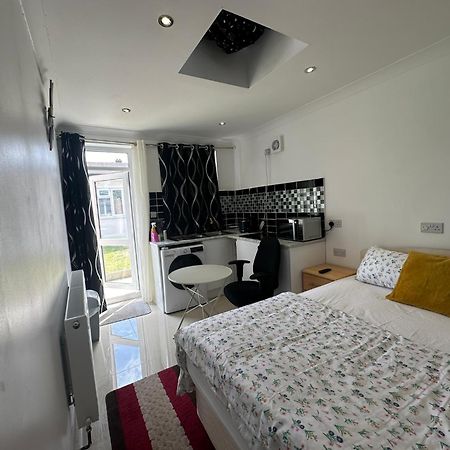 Luxury Ensuite Studio In Crayford Dartford Bexley London With Full Kitchen And Side Garden Alleyway Entrance Erith Exterior photo
