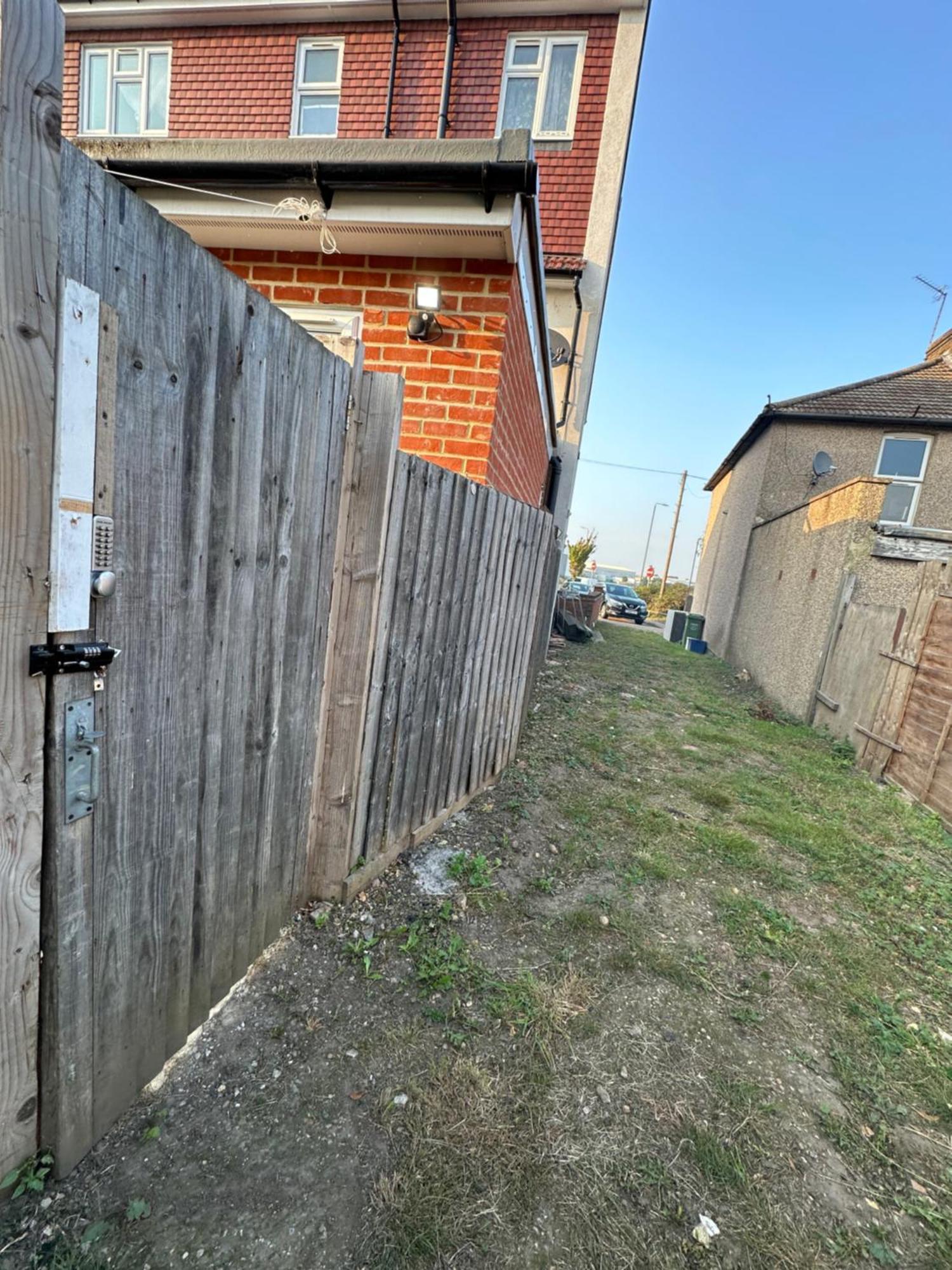 Luxury Ensuite Studio In Crayford Dartford Bexley London With Full Kitchen And Side Garden Alleyway Entrance Erith Exterior photo