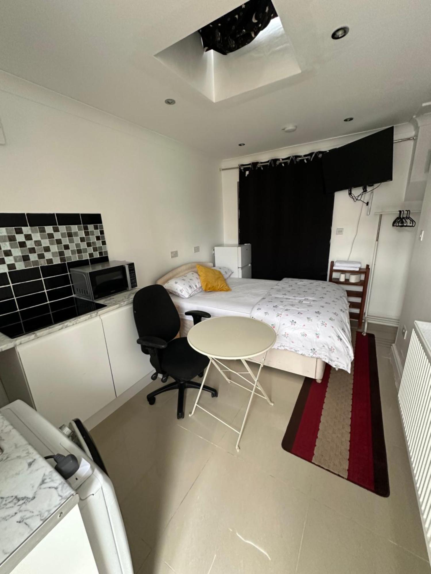 Luxury Ensuite Studio In Crayford Dartford Bexley London With Full Kitchen And Side Garden Alleyway Entrance Erith Exterior photo