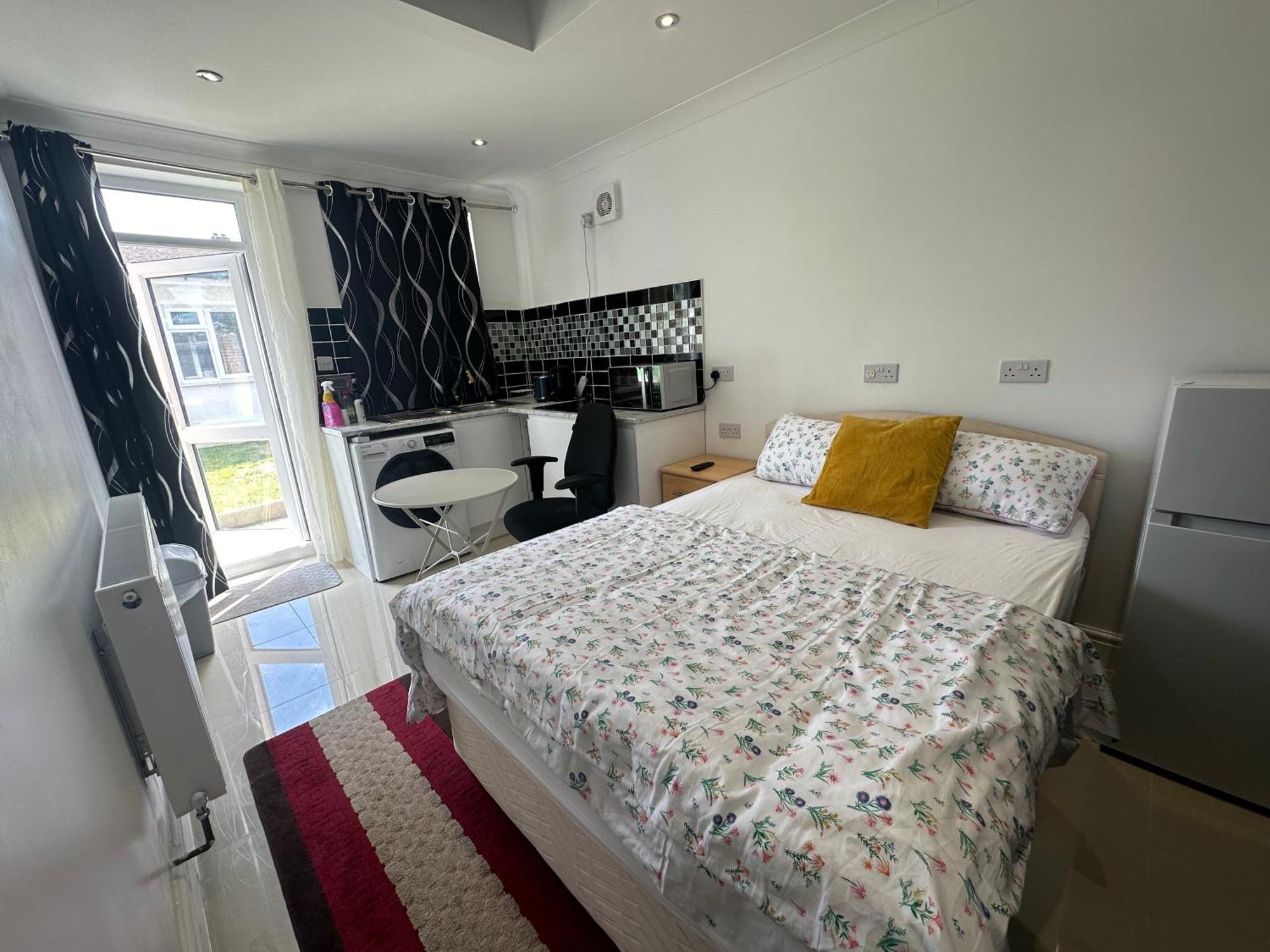 Luxury Ensuite Studio In Crayford Dartford Bexley London With Full Kitchen And Side Garden Alleyway Entrance Erith Exterior photo