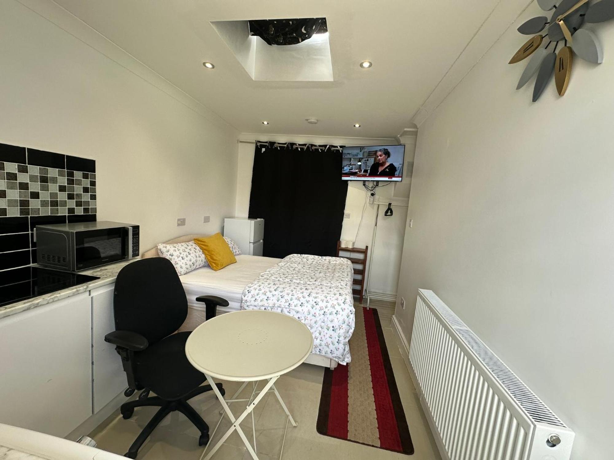 Luxury Ensuite Studio In Crayford Dartford Bexley London With Full Kitchen And Side Garden Alleyway Entrance Erith Exterior photo