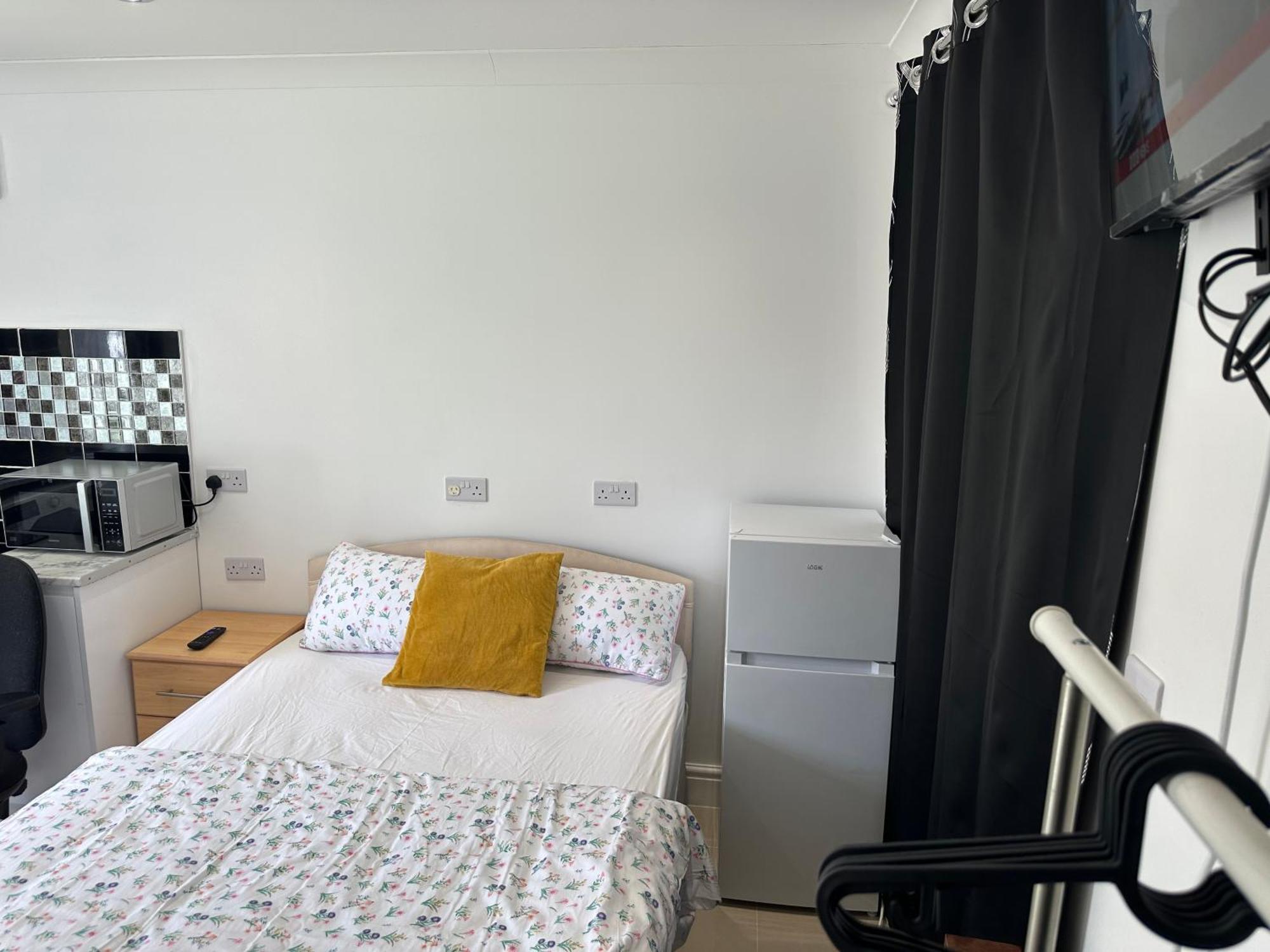 Luxury Ensuite Studio In Crayford Dartford Bexley London With Full Kitchen And Side Garden Alleyway Entrance Erith Exterior photo