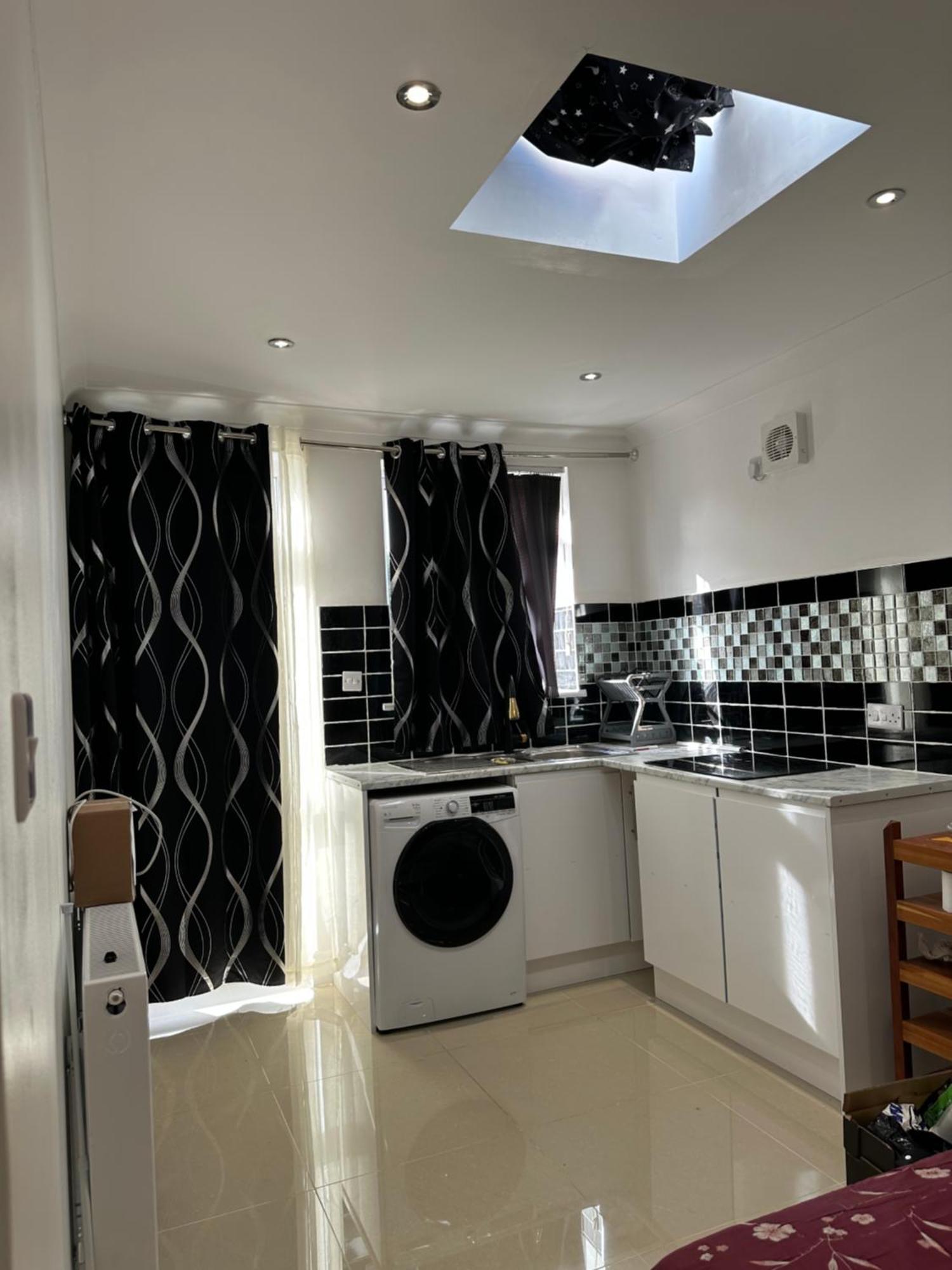 Luxury Ensuite Studio In Crayford Dartford Bexley London With Full Kitchen And Side Garden Alleyway Entrance Erith Exterior photo