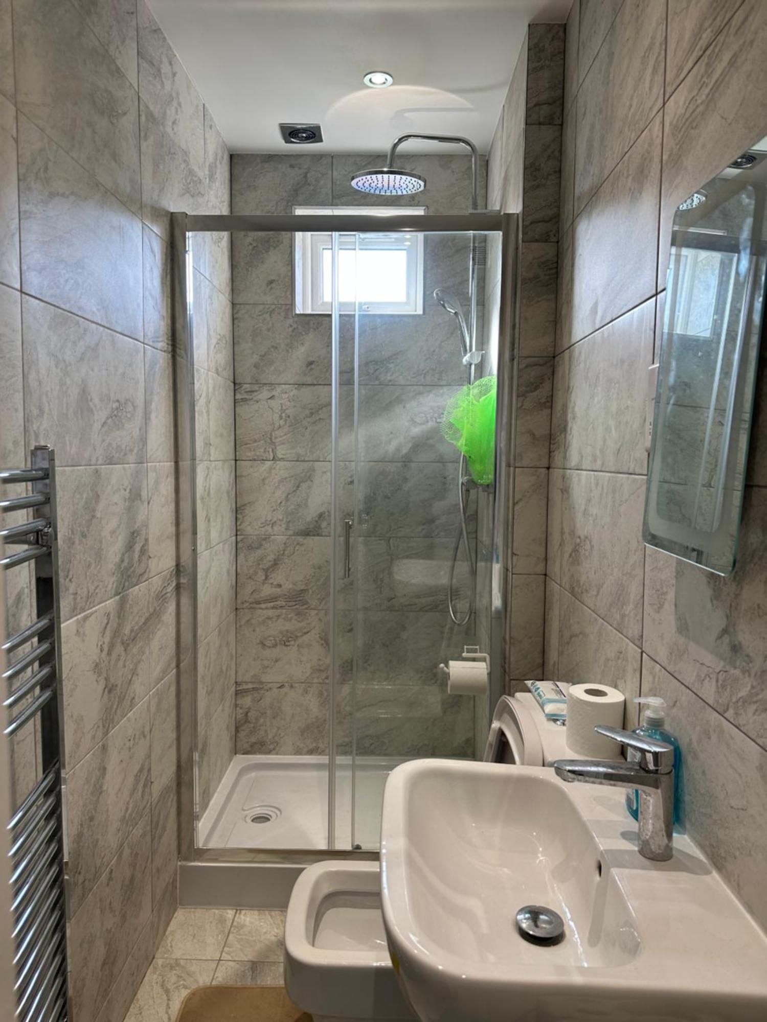 Luxury Ensuite Studio In Crayford Dartford Bexley London With Full Kitchen And Side Garden Alleyway Entrance Erith Exterior photo