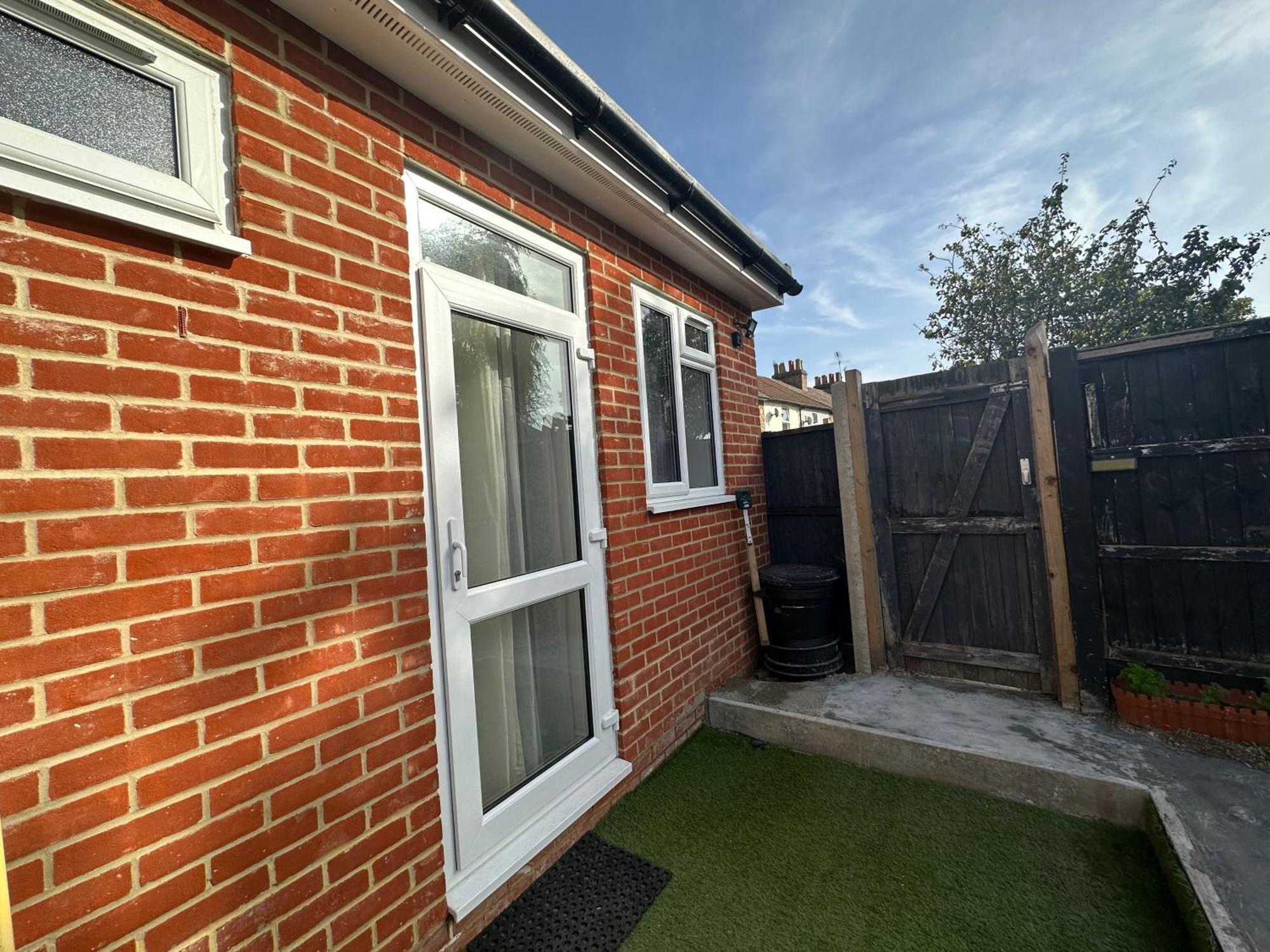Luxury Ensuite Studio In Crayford Dartford Bexley London With Full Kitchen And Side Garden Alleyway Entrance Erith Exterior photo